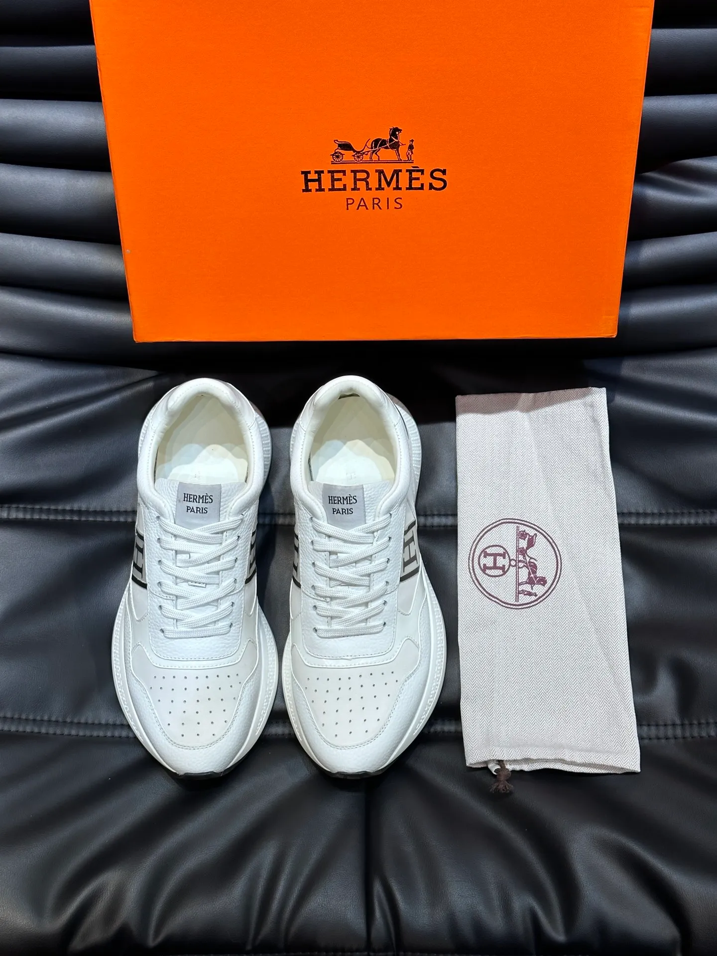 Factory price: 520💰HERMES/Hermes Hugo thick-soled sneakers are casual men's shoes. These sneakers are made of imported first-layer cowhide leather and breathable mesh design. The contrasting color design creates a dynamic and modern shape. The front end of the toe is decorated with natural-color rubber inlays, making it novel and fashionable. The texture is incomparable, with cowhide lining and cowhide foot pads, the upper foot is comfortable and breathable, and the rubber sole is decorated with geometric patterns and iconic "H" details. A very personal one! Size: 39-44 (customized at 38.45)